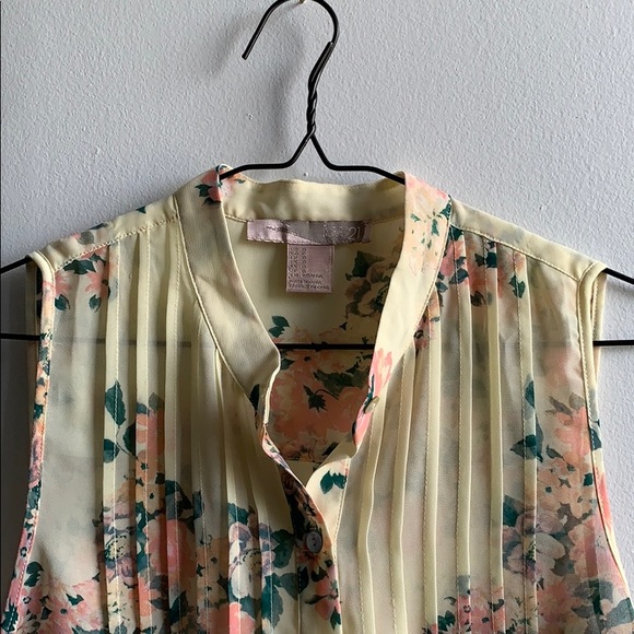 Exquisite Floral Top - Picture 2 of 4